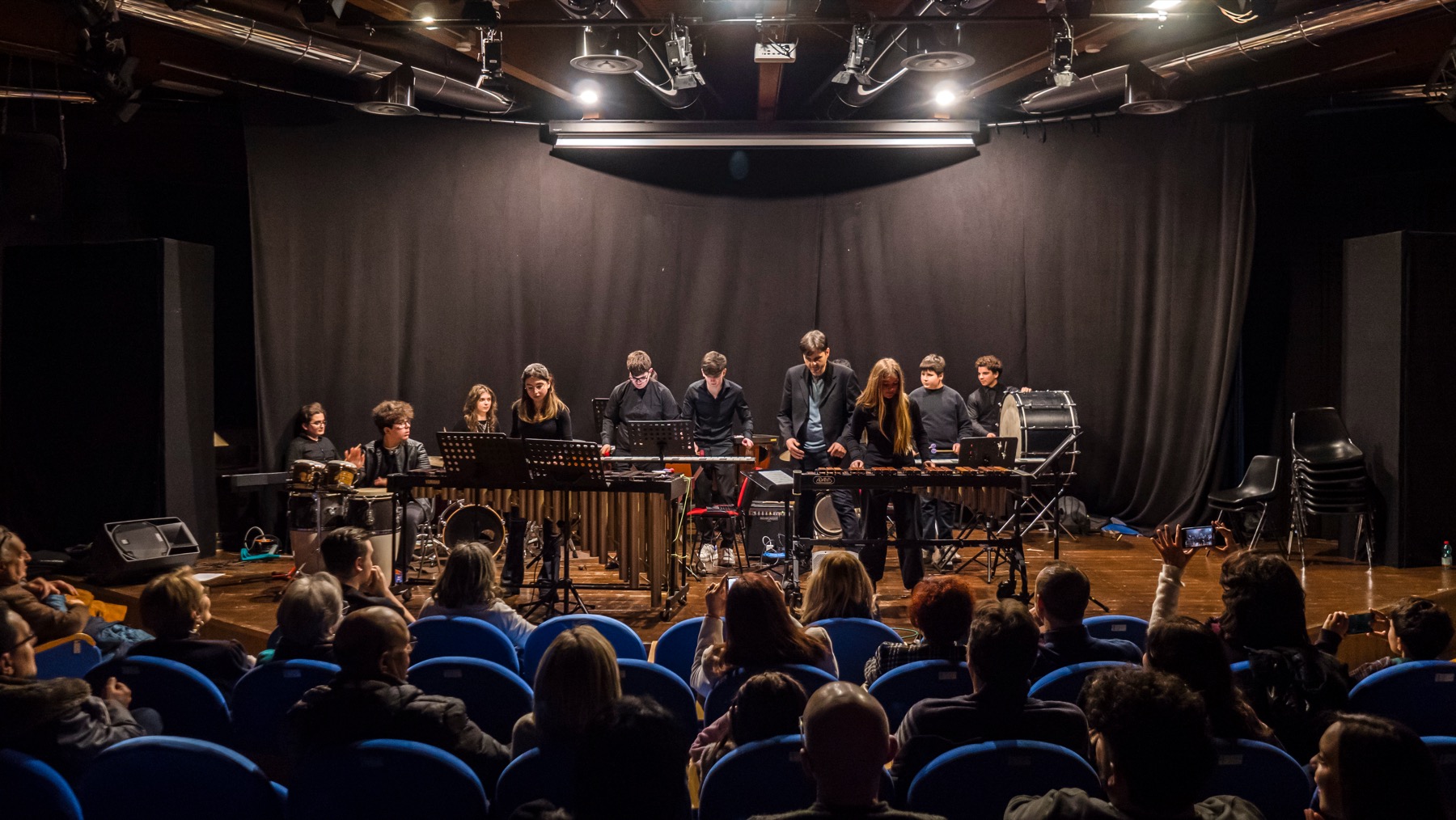 Orchestra Giovanile di Percussioni durante un concerto
