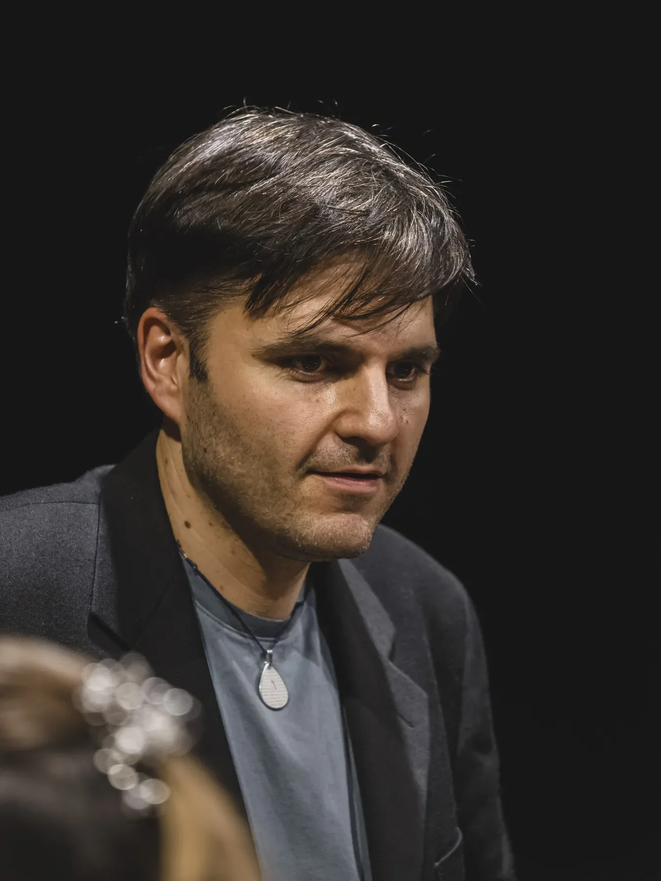 Ritratto di Andrea D'Intino, direttore artistico dell'orchestra, sul palco dell'Auditorium Cerulli di Pescara