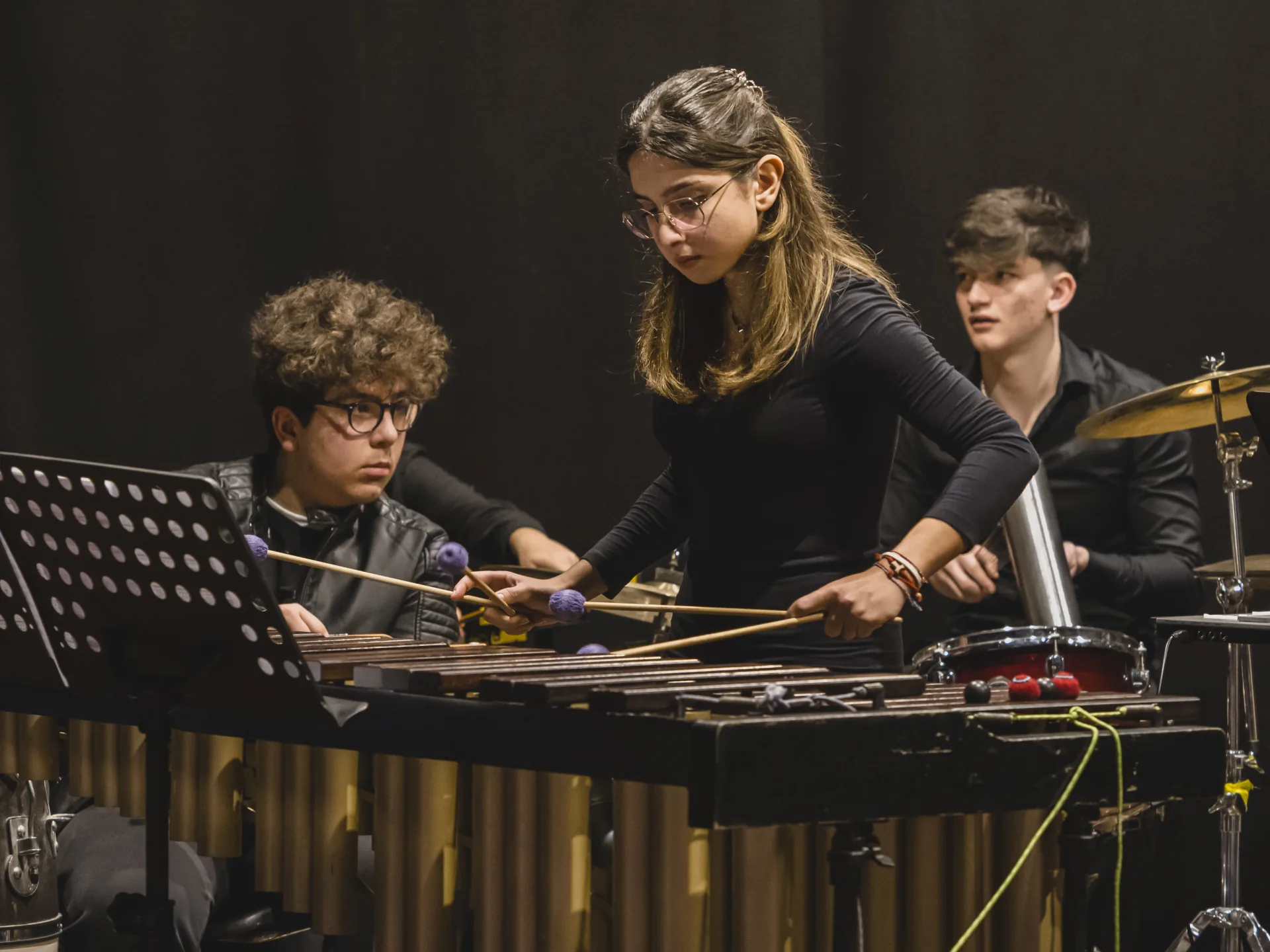 Tre giovani percussionisti alla marimba e alle percussioni durante il concerto all'Auditorium Cerulli di Pescara
