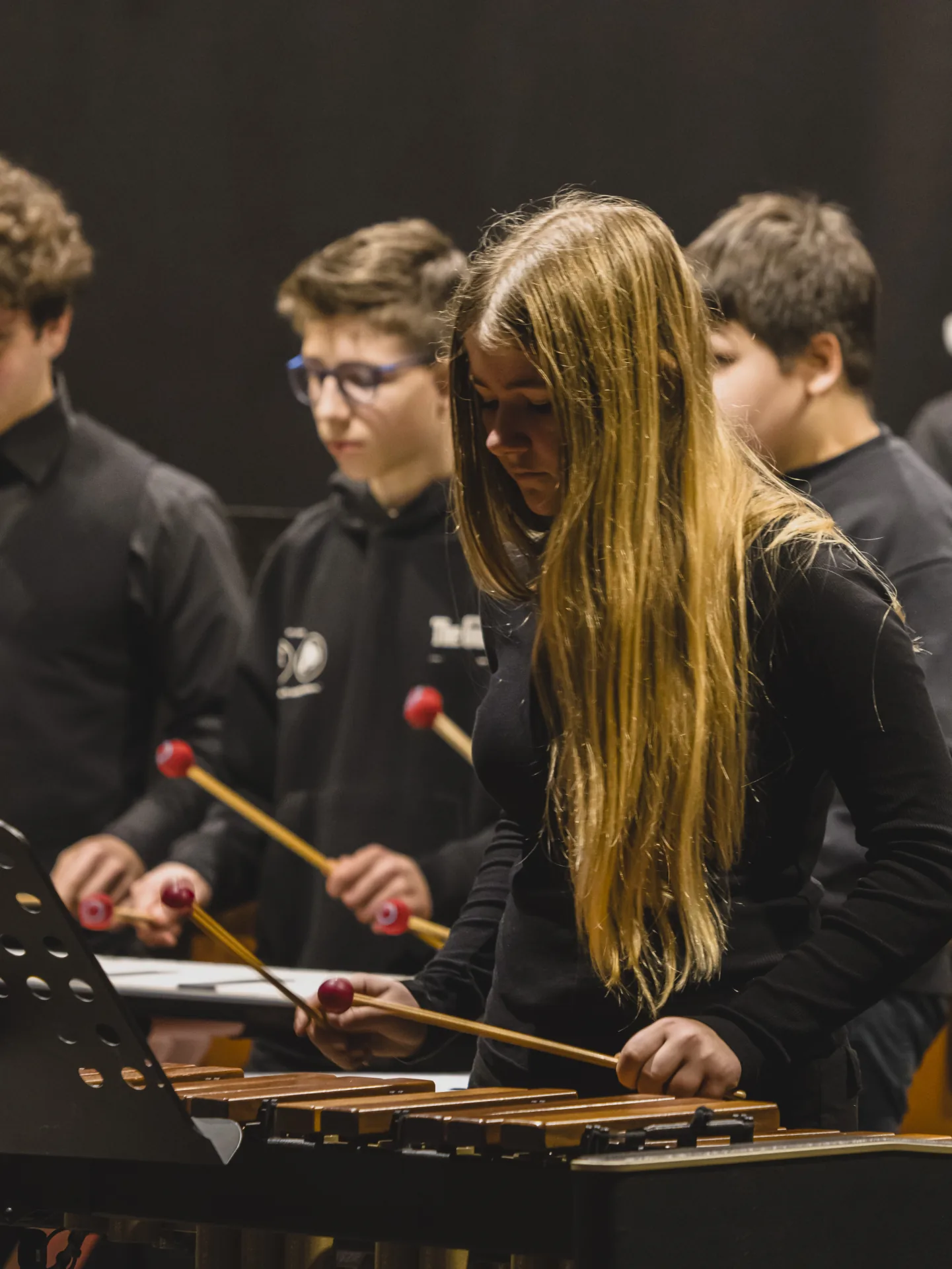 Giovane percussionista alla marimba con i compagni di sezione alle spalle, Auditorium Cerulli di Pescara