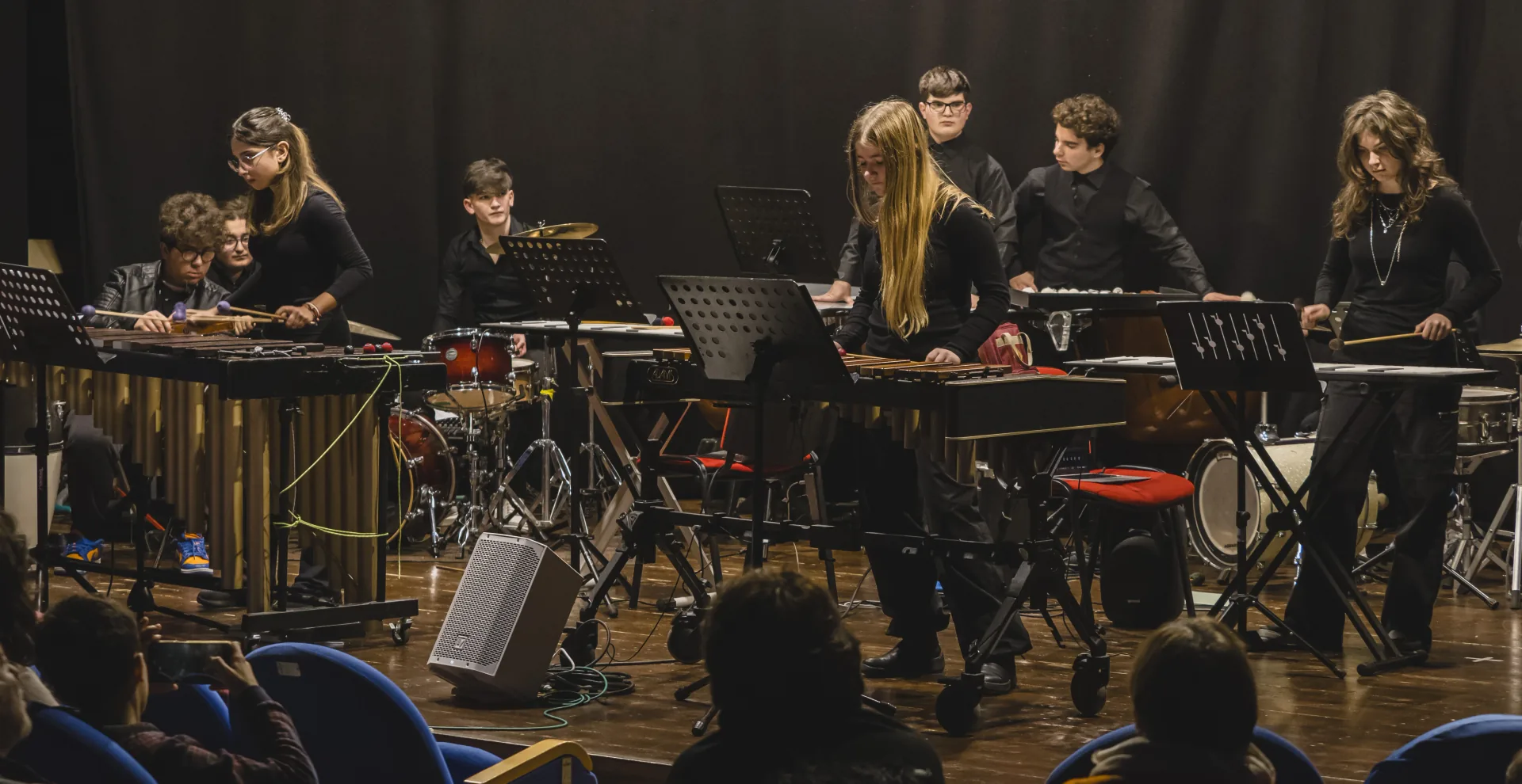 L'ensemble al completo tra marimbe, vibrafoni e batteria sul palco dell'Auditorium Cerulli di Pescara